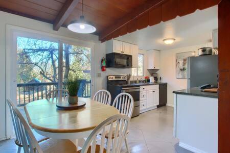 Blue Door Cottage 12 Miles To Yosemite Bbq 오크허스트 외부 사진